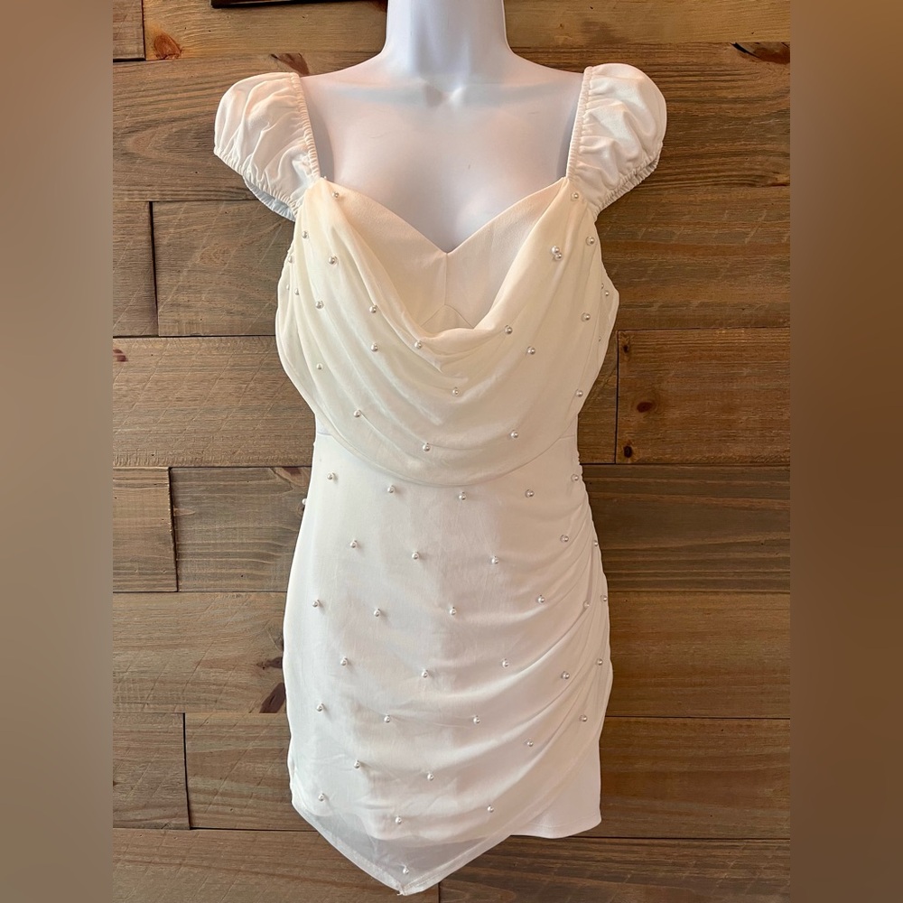 SHORT WHITE DRESS PEARL DETAIL BODY SKIMMING SIZE MEDIUM